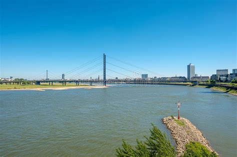 Dusseldorf-Stadtstadtbild Rhein Mit Fluss Stockbild - Bild ...