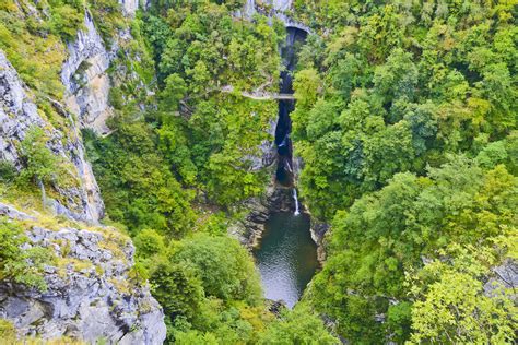 In unserem online reiseführer über slowenien finden sie jede menge informationen, tipps, bilder und wir sind der experte für slowenien! Landschaft an den Höhlen von Škocjan in Slowenien ...