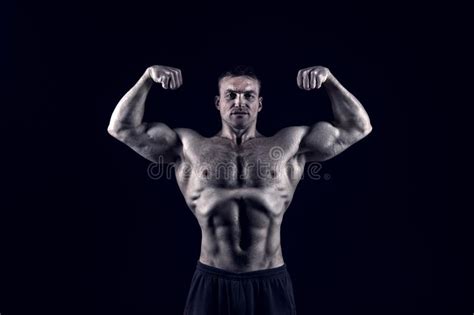 Homme Bel De Bodybuilder Avec La Formation De Corps Musculaire Dans Le