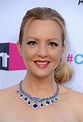 Wendi McLendon-Covey showed off her necklace on the red carpet. | Red ...