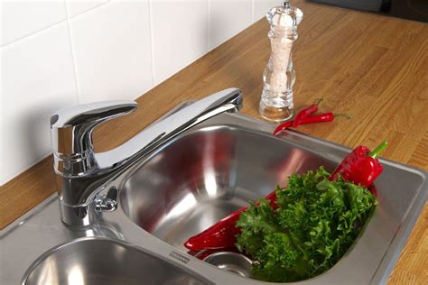 Keittiöaskareissa tarvitaan usein joko hyvin kuumaa tai kylmää vettä