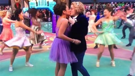 History Made With First Lgbt Kiss At Macy’s Thanksgiving Day Parade Mashable