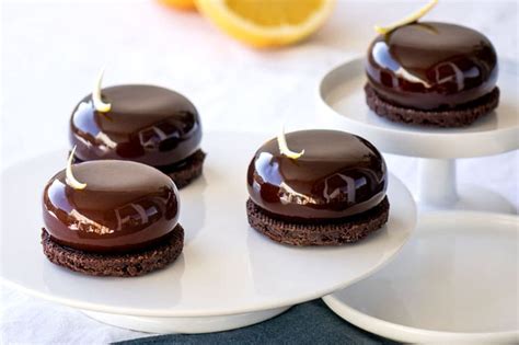 The combination of orange and dark chocolate is classic. Entremets individuels chocolat et orange - Empreinte Sucrée