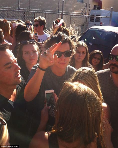 One Directions Harry Styles Mobbed By Australian Fans Daily Mail Online