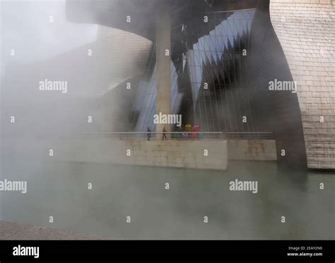 Niebla Generada Por La Escultura Fog De Fujiko Nakaya Oculta Los