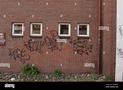 Brick Wall Graffiti Hi Res Stock Photography And Images Alamy