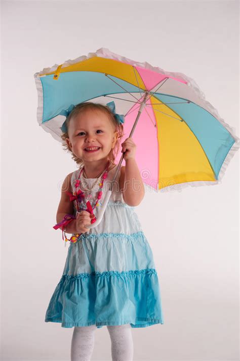 Petite Fille Avec Le Parapluie Image Stock Image Du Bonheur Robe