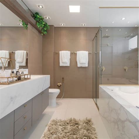 Banheiro Com Banheira Branco Bege Cinza Com Metais Dourados Revestido Com Porcelanato