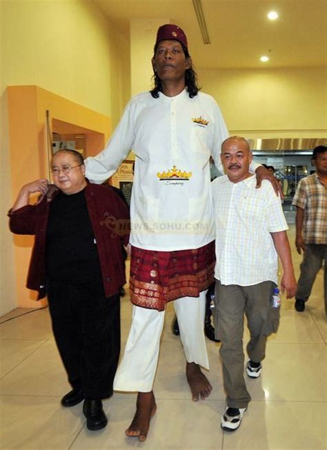Indonesias Tallest Man Suparwono 7 Feet 113 Inches 242 Cm