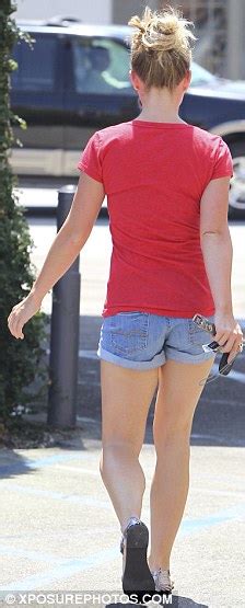 Kendra Wilkinsons Make Up Is In Short Supply As She Steps Out In Daisy Dukes Daily Mail Online