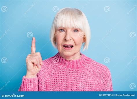 Photo Portrait Of Confused Old Lady Raising Finger Up Isolated On