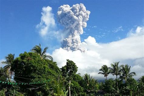 Mayon Volcano Spews Ash 5 Killed Abs Cbn News