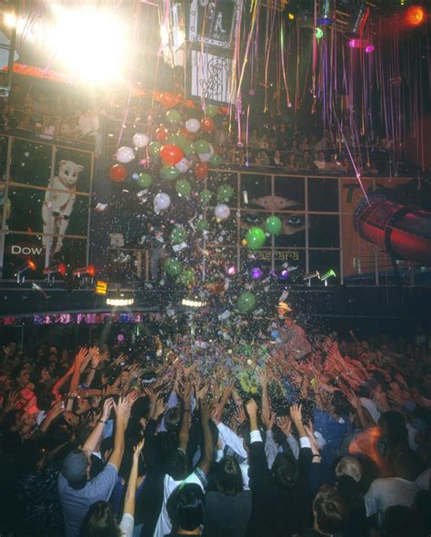 25 Photos That Really Show How Crazy Nyc Clubs Were In The 90s