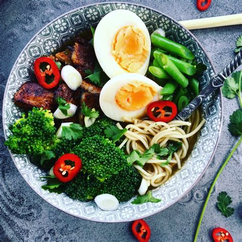 Drain the glass noodles, then add them to the pot. Ramen noodles met krokant gebakken spek - Blije Bietjes