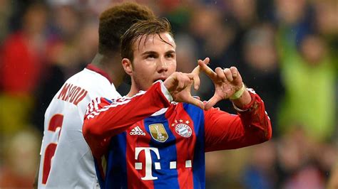Götze debuteerde in 2010 in het duits voetbalelftal, dat hij in 2014 naar de wereldtitel schoot. Mario Götze: Torjubel nach Treffer gegen AS Rom ...