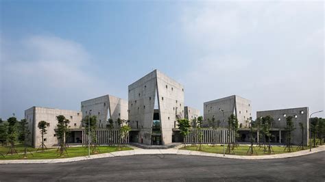 Vo Trong Nghia Architects създаде зигзагообразен офис