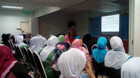 Lautan manusia berpakaian toga merah hitam memenuhi balai samdura. Program Kesedaran Kesihatan "Cervical Cancer Awareness ...