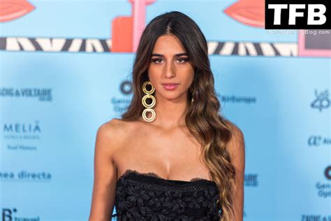 Roxana Zurdo Shows Off Her Sexy Legs At The Los40 Music Awards 6
