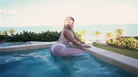 nicki minaj twerk on swimming pool and show her big body youtube