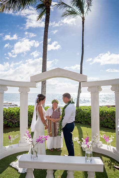 Our oahu wedding photographers are top notch professionals and will make your wedding photo session fun and memorable. Favorite Oahu Wedding Venues - A Rainbow In Paradise