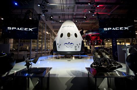 New Spacex Capsule Dragon V2 Logo