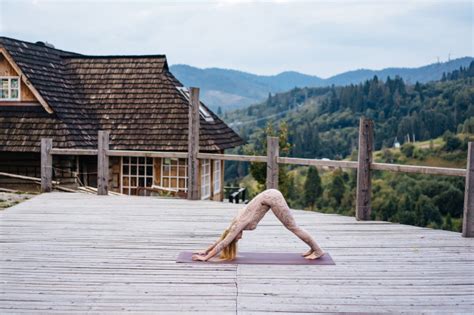 Eine Frau Praktiziert Morgens Yoga Auf Einer Terrasse An Der Frischen
