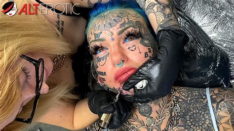 Australian Bombshell Amber Luke Gets A New Chin Tattoo Xxx Mobile Porno Videos And Movies