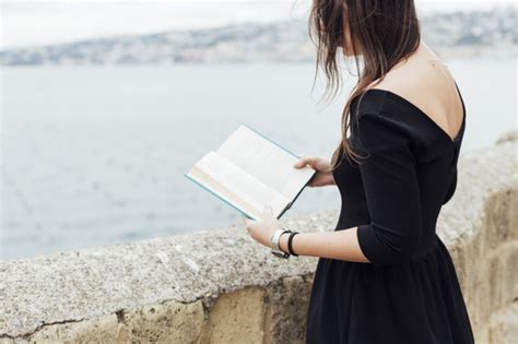Enjoy our curated selection of. Chica leyendo un libro al lado del mar | Foto Gratis