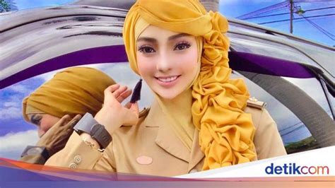 10 Gaya Pns Berhijab Asal Lampung Yang Viral Karena Dandan Bak Barbie