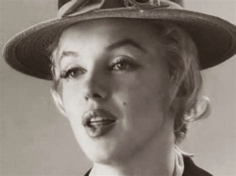 lo que ve la cámara Marilyn con gorro