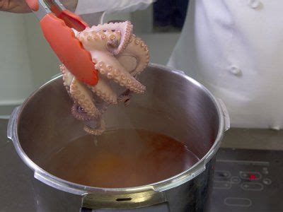 Tres veces el pulpo para dejarlo finalmente cociendo. Cómo cocer el pulpo para que no te quede duro | Cocinar ...