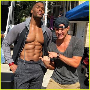 Michael Strahan Displays His Unreal Six Pack Abs While Shirtless On