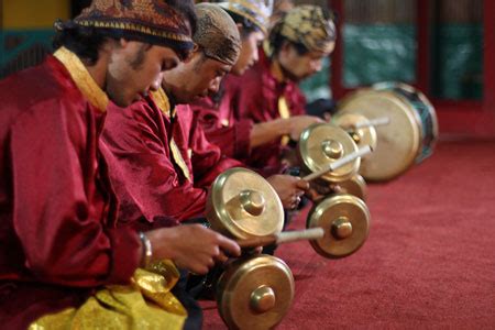 Bentuk rebab seperti busur panah. Situs Budaya Indonesia | Pariwisata, Seni, Tradisi & Kuliner