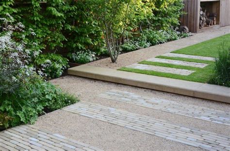 Linear Cobbles Set Within Gravel Oxford Town House 4