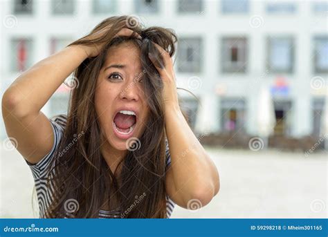 Mujer Que Grita Y Que Rasga En Su Pelo Foto De Archivo Imagen De