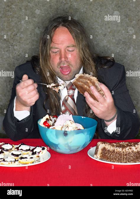 Langhaarige Dicker Mann Stopft Sich Mit Kuchen Und Eis Essen Stockfotografie Alamy