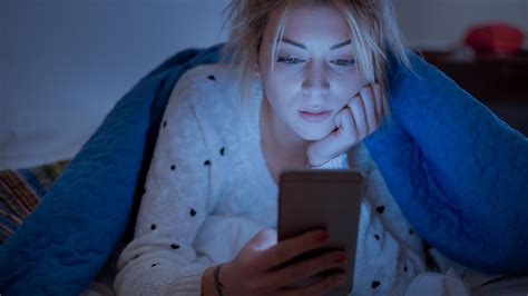 This Is When You Should Look At Your Phone For The Last Time Before Going To Bed