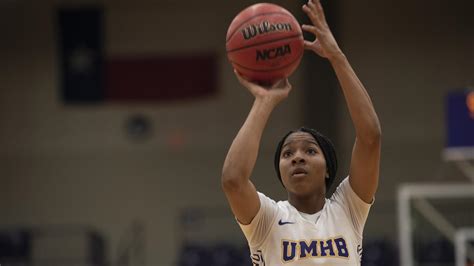 Women’s Basketball Uses Fourth Quarter Surge To Beat No 14 Hardin Simmons University Of Mary