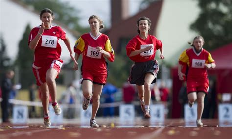 Biegi, skoki, rzuty, pchnięcia i chód mają swój początek w zachowaniach pradawnych ludzi. Lekkoatletyka | Olimpiady Specjalne Polska