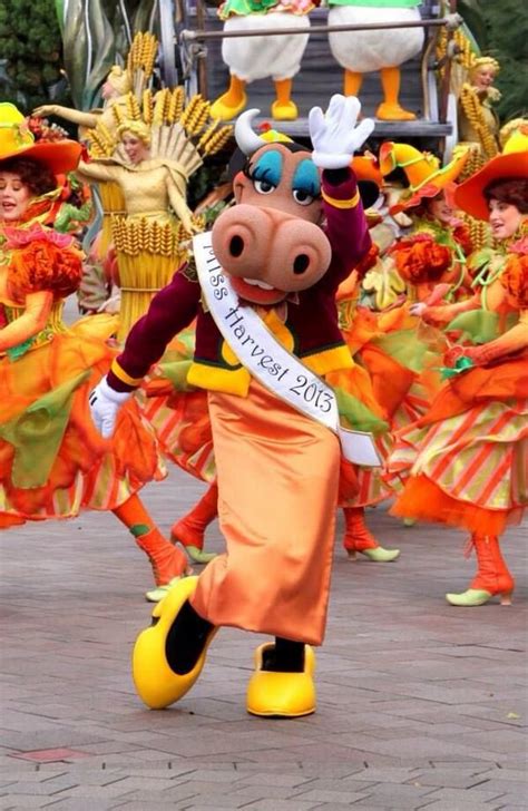 Disneyland Paris Clarabelle Cow S First Appearance On The Mickey S Halloween Celebrations