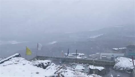 हिमाचल की ऊंची चोटियों पर बर्फबारी कुल्लू दशहरा में देवताओं के अस्थाई