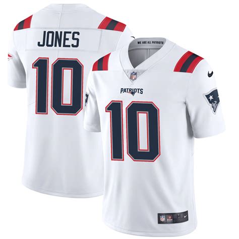 Mac jones' patriots education is officially underway, and we have video footage of the rookie quarterback taking some of his first practice . New England Patriots Mac Jones 2021 NFL Draft First Round ...