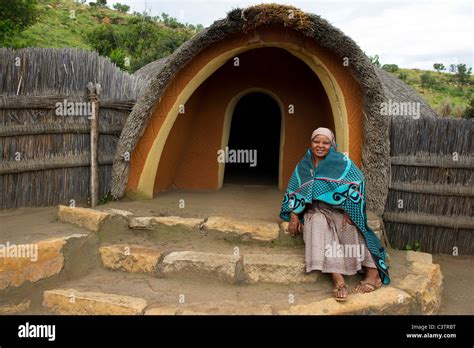 Sotho Mujer Enfrente De Hut Basotho Pueblo Cultural Parque Nacional