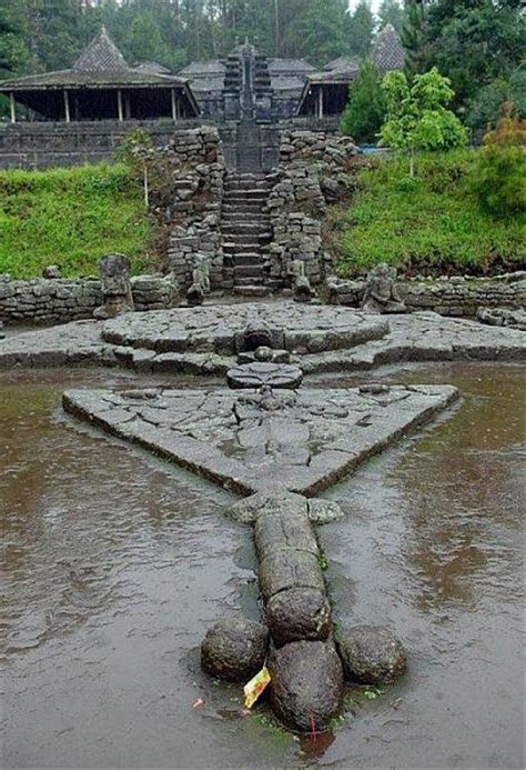 Dari kota solo ke arah timur. Candi cetho