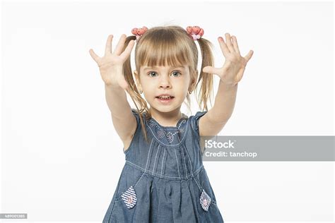 귀여운 너무해 여자아이 파란색 정장용 귀여운에 대한 스톡 사진 및 기타 이미지 귀여운 금발 머리 딸 Istock