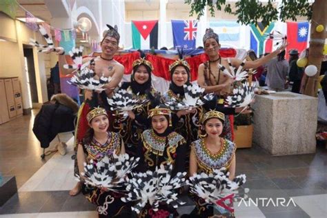 Pelajar Indonesia Tampilkan Tarian Burung Enggang Di Swedia S Jubi Id