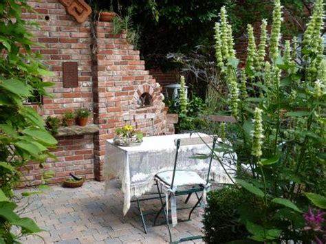 Eine steinmauer im garten bringt sie in die ewigkeit. Im Trend: Ruine im Garten - Mein schöner Garten