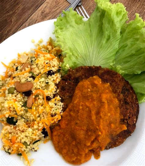 Also refers to a hearty north african dish that includes the steamed grain, broth, vegetables, meats. Cuscuz Marroquinho com Legumes + 10 Receitas Saudáveis e ...