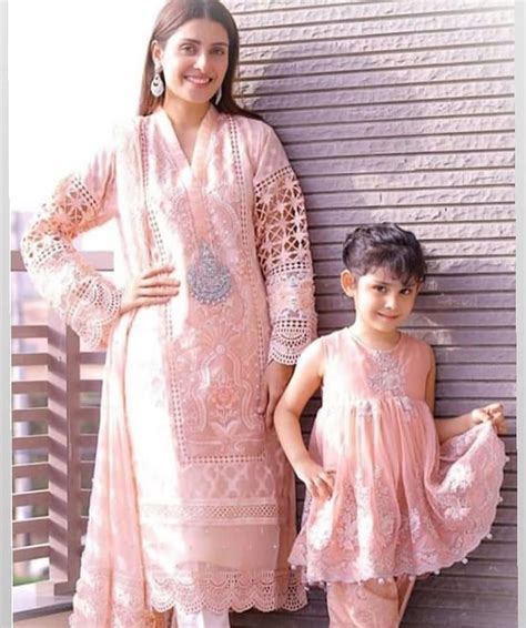 Latest Beautiful Pictures Of Ayeza Khan With Her Daughter