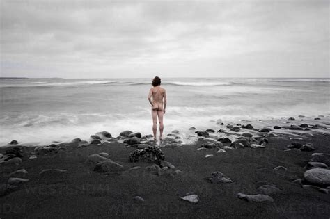 Lanzarote Rückansicht eines an der Playa de Janubio stehenden nackten Mannes lizenzfreies